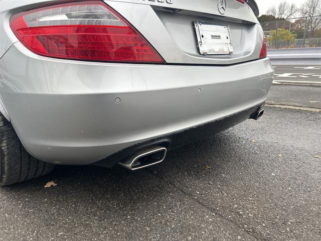 ＳＬＫ 　ＨＩＤヘッドライト　ＬＥＤポジション　純正ＨＤＤナビゲーション　ＥＴＣ　　パークトロ二クス　本革シート　シートヒーター　純正１７インチＡＷ　Ｐシフト　Ｐスタート　カーボンリップ　禁煙車（57枚目）