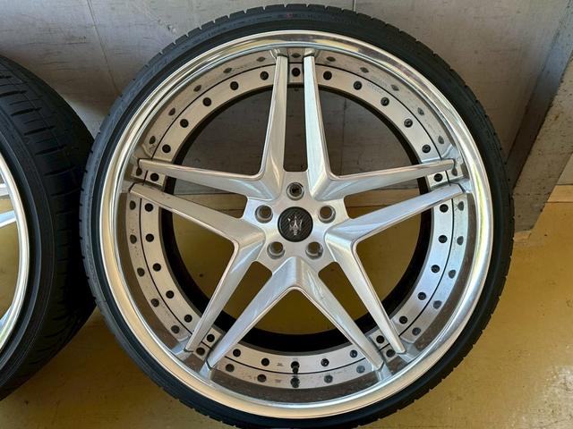 グラントゥーリズモ 　ハイパーフォージド／クライスジーク可変マフラー／イデアル特注車高調／Ｔ＆Ｔフォージド／カミカゼセンターパイプ／サンダーボルトチタン／ＨＡＭＺカスタム車両／内装革×アルカンターラ／ＯＰカーボン／（67枚目）