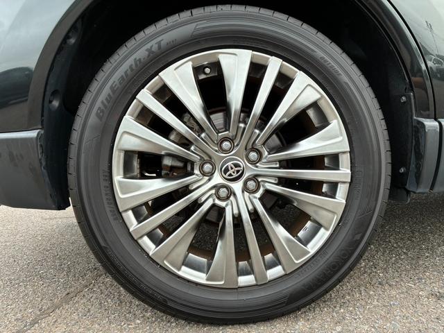 ハリアーハイブリッド Ｚ　レザーパッケージ　本革シート　ＪＢＬサウンドシステム　トヨタセーフティセンス　シートベンチレーション　パワーバックドア　ステアリングヒーター　デジタルインナーミラー　純正１９インチアルミホイール　ＥＴＣ２．０（16枚目）