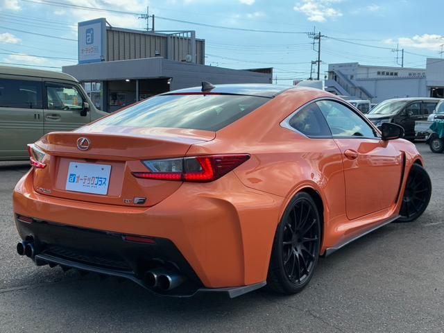 ＲＣ Ｆ カーボンエクステリアパッケージ　ＬＥＸＯＮエアロ　アクティブリアウィング　Ｐｒｏｄｒｉｖｅ１９インチアルミホイール　本革シート　３眼ＬＥＤヘッドライト　クルーズコントロール　オートライト　パワーシート　シートヒーター・エアコン（4枚目）