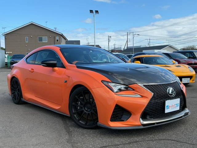 ＲＣ Ｆ カーボンエクステリアパッケージ　ＬＥＸＯＮエアロ　アクティブリアウィング　Ｐｒｏｄｒｉｖｅ１９インチアルミホイール　本革シート　３眼ＬＥＤヘッドライト　クルーズコントロール　オートライト　パワーシート　シートヒーター・エアコン（5枚目）