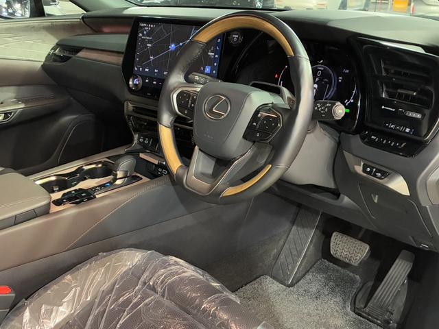 ＲＸ ＲＸ３５０ｈ　バージョンＬ　パノラマルーフ　ハーフレザーシート　パノラマミックビューモニター　デジタルインナーミラー　レーダークルーズコントロール　純正ナビ　フルセグ　シートヒーター・エアコン　１００Ｖ電源　電動リアゲート（8枚目）