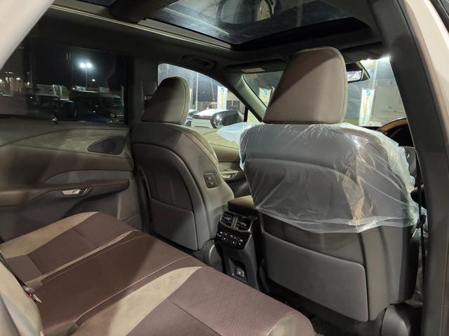 ＲＸ ＲＸ３５０ｈ　バージョンＬ　パノラマルーフ　ハーフレザーシート　パノラマミックビューモニター　デジタルインナーミラー　レーダークルーズコントロール　純正ナビ　フルセグ　シートヒーター・エアコン　１００Ｖ電源　電動リアゲート（16枚目）