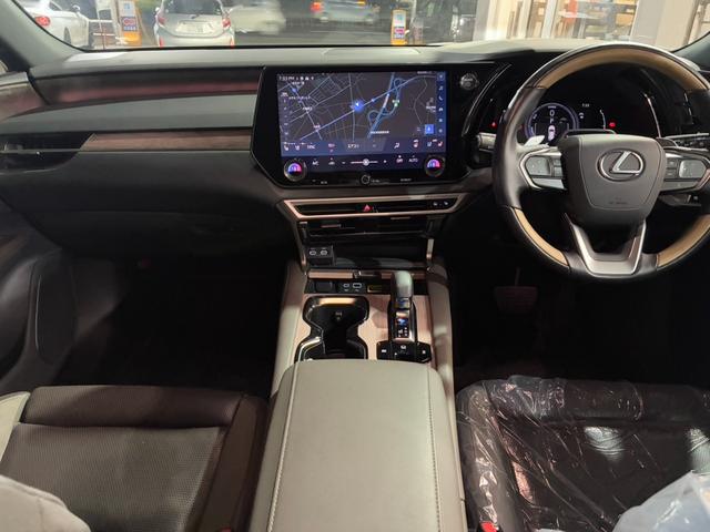ＲＸ ＲＸ３５０ｈ　バージョンＬ　パノラマルーフ　ハーフレザーシート　パノラマミックビューモニター　デジタルインナーミラー　レーダークルーズコントロール　純正ナビ　フルセグ　シートヒーター・エアコン　１００Ｖ電源　電動リアゲート（19枚目）