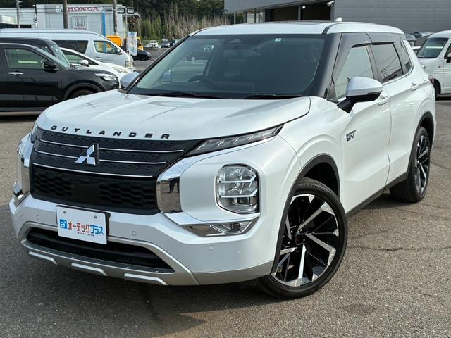 アウトランダーＰＨＥＶ Ｇ　ムーンルーフ　アラウンドビューモニター　専用ハーフレザー　パワーバックドア　ワイヤレス充電　純正２０インチＡＷ　ＥＴＣ２．０　パワーシート　オペレーションキー（3枚目）