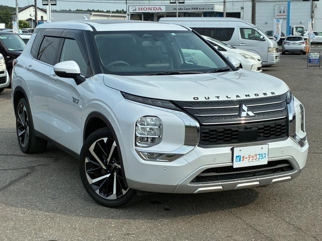 アウトランダーＰＨＥＶ Ｇ　ムーンルーフ　アラウンドビューモニター　専用ハーフレザー　パワーバックドア　ワイヤレス充電　純正２０インチＡＷ　ＥＴＣ２．０　パワーシート　オペレーションキー（6枚目）
