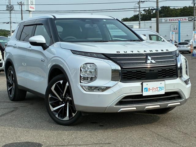 アウトランダーＰＨＥＶ Ｇ　ムーンルーフ　アラウンドビューモニター　専用ハーフレザー　パワーバックドア　ワイヤレス充電　純正２０インチＡＷ　ＥＴＣ２．０　パワーシート　オペレーションキー（7枚目）