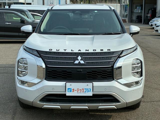 アウトランダーＰＨＥＶ Ｇ　ムーンルーフ　アラウンドビューモニター　専用ハーフレザー　パワーバックドア　ワイヤレス充電　純正２０インチＡＷ　ＥＴＣ２．０　パワーシート　オペレーションキー（9枚目）