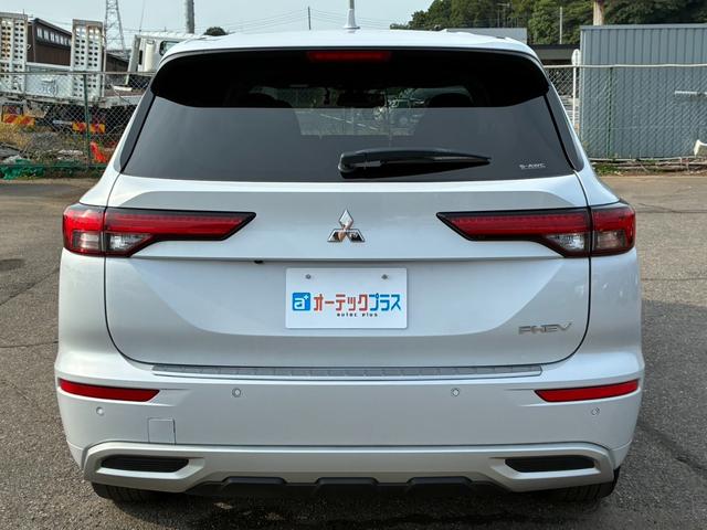 アウトランダーＰＨＥＶ Ｇ　ムーンルーフ　アラウンドビューモニター　専用ハーフレザー　パワーバックドア　ワイヤレス充電　純正２０インチＡＷ　ＥＴＣ２．０　パワーシート　オペレーションキー（10枚目）