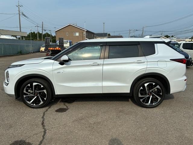 アウトランダーＰＨＥＶ Ｇ　ムーンルーフ　アラウンドビューモニター　専用ハーフレザー　パワーバックドア　ワイヤレス充電　純正２０インチＡＷ　ＥＴＣ２．０　パワーシート　オペレーションキー（11枚目）