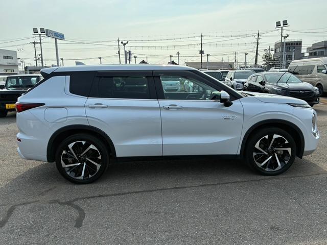 アウトランダーＰＨＥＶ Ｇ　ムーンルーフ　アラウンドビューモニター　専用ハーフレザー　パワーバックドア　ワイヤレス充電　純正２０インチＡＷ　ＥＴＣ２．０　パワーシート　オペレーションキー（12枚目）