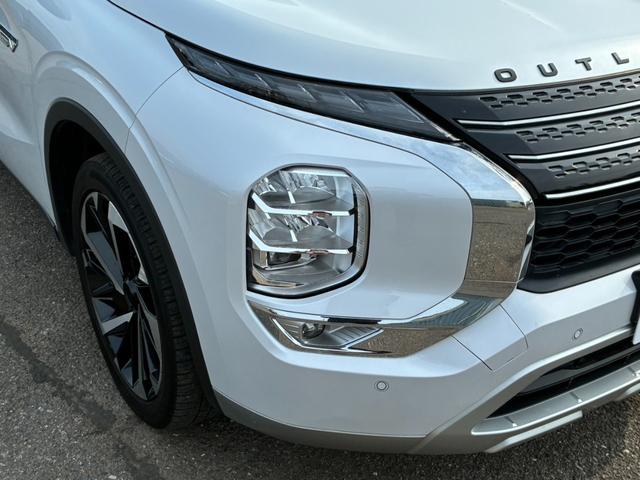 アウトランダーＰＨＥＶ Ｇ　ムーンルーフ　アラウンドビューモニター　専用ハーフレザー　パワーバックドア　ワイヤレス充電　純正２０インチＡＷ　ＥＴＣ２．０　パワーシート　オペレーションキー（13枚目）