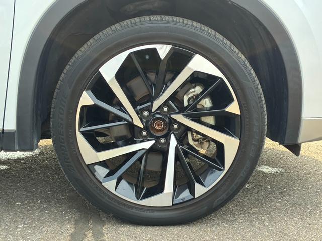 アウトランダーＰＨＥＶ Ｇ　ムーンルーフ　アラウンドビューモニター　専用ハーフレザー　パワーバックドア　ワイヤレス充電　純正２０インチＡＷ　ＥＴＣ２．０　パワーシート　オペレーションキー（17枚目）