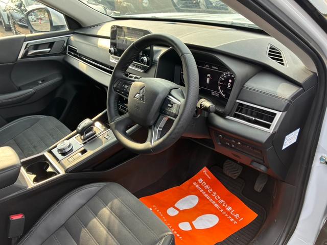 アウトランダーＰＨＥＶ Ｇ　ムーンルーフ　アラウンドビューモニター　専用ハーフレザー　パワーバックドア　ワイヤレス充電　純正２０インチＡＷ　ＥＴＣ２．０　パワーシート　オペレーションキー（23枚目）