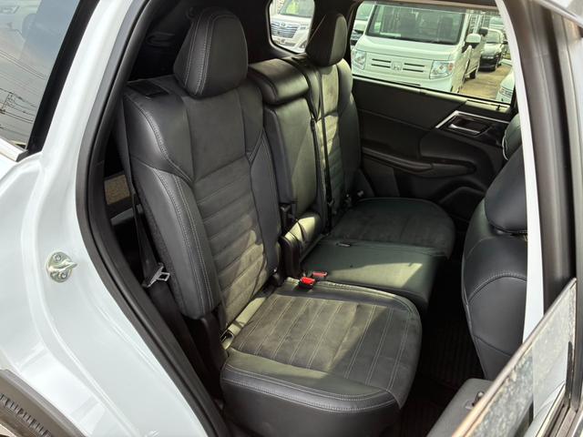 アウトランダーＰＨＥＶ Ｇ　ムーンルーフ　アラウンドビューモニター　専用ハーフレザー　パワーバックドア　ワイヤレス充電　純正２０インチＡＷ　ＥＴＣ２．０　パワーシート　オペレーションキー（25枚目）