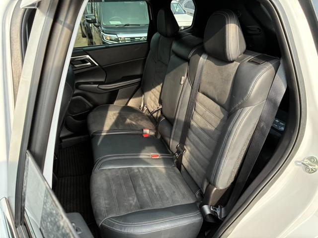 アウトランダーＰＨＥＶ Ｇ　ムーンルーフ　アラウンドビューモニター　専用ハーフレザー　パワーバックドア　ワイヤレス充電　純正２０インチＡＷ　ＥＴＣ２．０　パワーシート　オペレーションキー（26枚目）