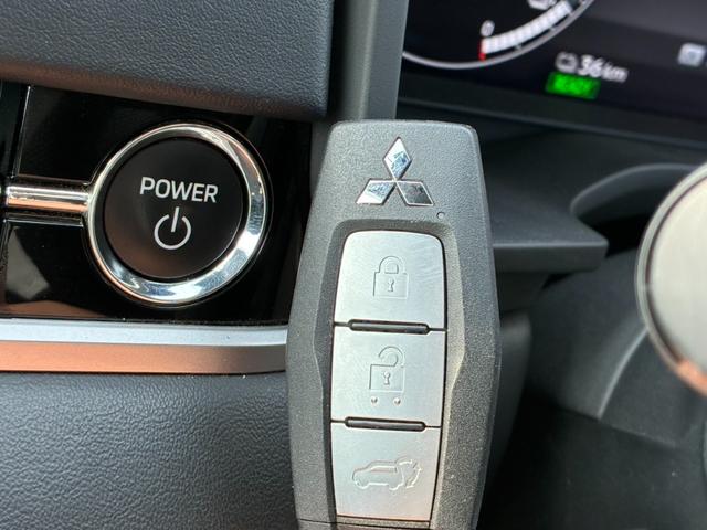 アウトランダーＰＨＥＶ Ｇ　ムーンルーフ　アラウンドビューモニター　専用ハーフレザー　パワーバックドア　ワイヤレス充電　純正２０インチＡＷ　ＥＴＣ２．０　パワーシート　オペレーションキー（42枚目）