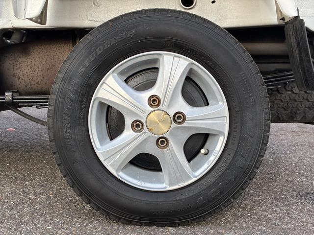 キャリイトラック 頑丈ダンプ 4WD 土砂禁ダンプ パネル型鳥居 下開リアゲート 荷台内寸:長さ190cm幅138cm アオリ高さ31cm マレル式 三方開 フォグランプ 社外12インチAW オートマ パワステ エアコン ABS(20枚目)