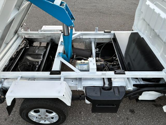 キャリイトラック 頑丈ダンプ 4WD 土砂禁ダンプ パネル型鳥居 下開リアゲート 荷台内寸:長さ190cm幅138cm アオリ高さ31cm マレル式 三方開 フォグランプ 社外12インチAW オートマ パワステ エアコン ABS(30枚目)
