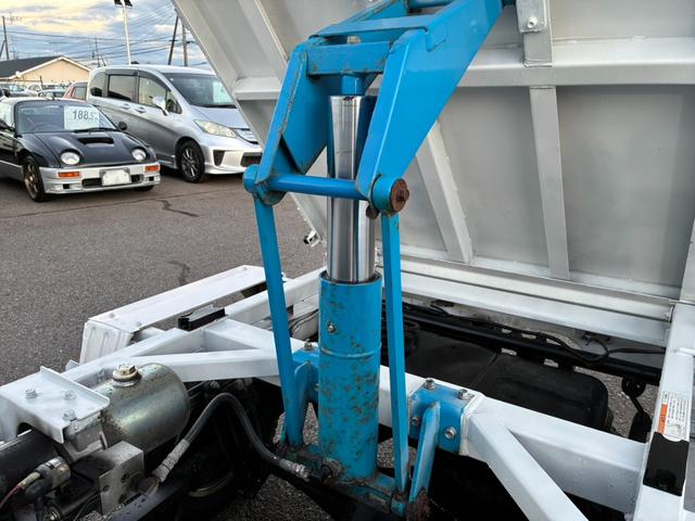 キャリイトラック 頑丈ダンプ 4WD 土砂禁ダンプ パネル型鳥居 下開リアゲート 荷台内寸:長さ190cm幅138cm アオリ高さ31cm マレル式 三方開 フォグランプ 社外12インチAW オートマ パワステ エアコン ABS(32枚目)