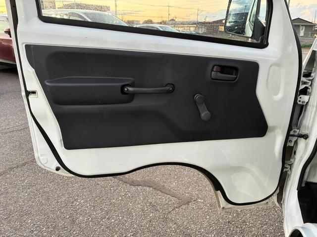 キャリイトラック 頑丈ダンプ 4WD 土砂禁ダンプ パネル型鳥居 下開リアゲート 荷台内寸:長さ190cm幅138cm アオリ高さ31cm マレル式 三方開 フォグランプ 社外12インチAW オートマ パワステ エアコン ABS(46枚目)