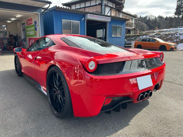 ４５８イタリア ベースグレード　ディーラー車　カーボンパーツ　可変バルブマフラー　Ｗｅｄｓ　２１／２２インチ　記録簿　スペアキー　革シート　ドライブレコーダー　パワーシート　ナビ（3枚目）