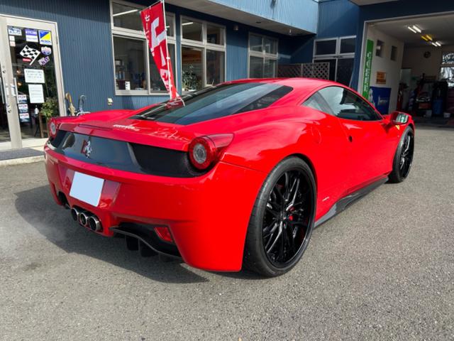 ４５８イタリア ベースグレード　ディーラー車　カーボンパーツ　可変バルブマフラー　Ｗｅｄｓ　２１／２２インチ　記録簿　スペアキー　革シート　ドライブレコーダー　パワーシート　ナビ（4枚目）