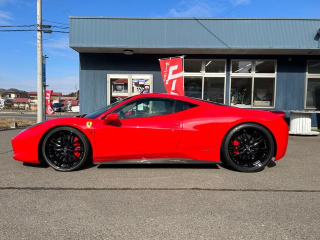 ４５８イタリア ベースグレード　ディーラー車　カーボンパーツ　可変バルブマフラー　Ｗｅｄｓ　２１／２２インチ　記録簿　スペアキー　革シート　ドライブレコーダー　パワーシート　ナビ（7枚目）