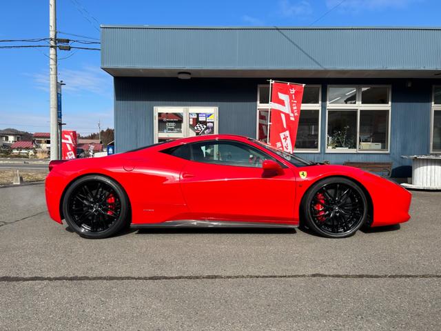 ４５８イタリア ベースグレード　ディーラー車　カーボンパーツ　可変バルブマフラー　Ｗｅｄｓ　２１／２２インチ　記録簿　スペアキー　革シート　ドライブレコーダー　パワーシート　ナビ（8枚目）