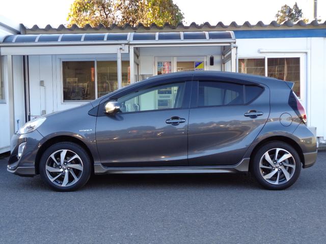 アクア Ｘ－アーバン　スマートキー２個　プッシュスタート　純正９インチナビ　フルセグＴＶ　Ｂｌｕｅｔｏｏｔｈ　ＣＤ　ＤＶＤ　バックカメラ　ビルトインＥＴＣ　ハーフレザーシート　全国対応故障保証付１年間・走行距離無制限（3枚目）