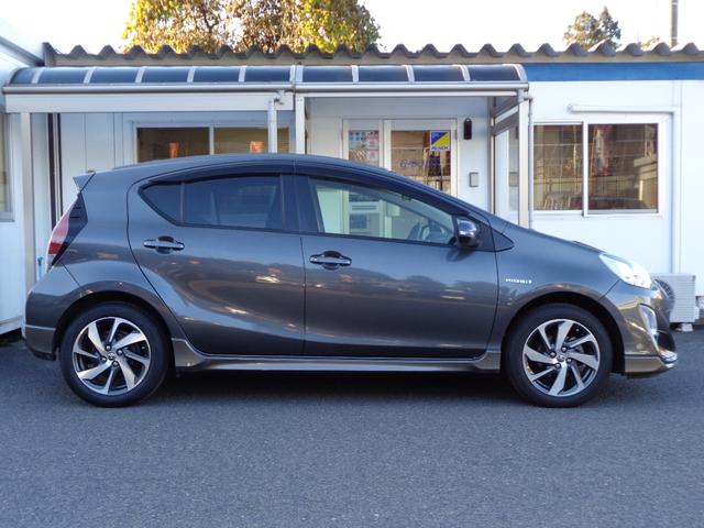 アクア Ｘ－アーバン　スマートキー２個　プッシュスタート　純正９インチナビ　フルセグＴＶ　Ｂｌｕｅｔｏｏｔｈ　ＣＤ　ＤＶＤ　バックカメラ　ビルトインＥＴＣ　ハーフレザーシート　全国対応故障保証付１年間・走行距離無制限（4枚目）