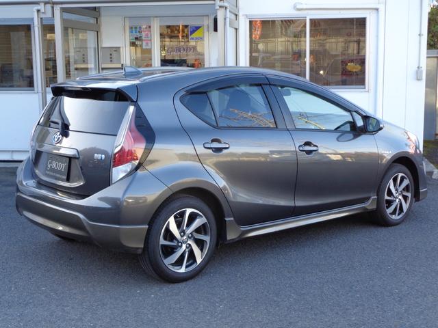 アクア Ｘ－アーバン　スマートキー２個　プッシュスタート　純正９インチナビ　フルセグＴＶ　Ｂｌｕｅｔｏｏｔｈ　ＣＤ　ＤＶＤ　バックカメラ　ビルトインＥＴＣ　ハーフレザーシート　全国対応故障保証付１年間・走行距離無制限（6枚目）