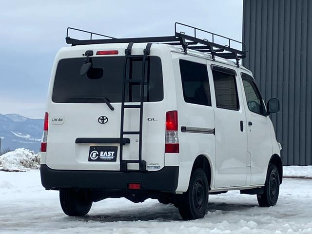 ライトエースバン ＧＬ　４ＷＤ　寒冷地仕様　リフトアップ　ワンオフルーフキャリア　リアラダー　前後バンパーエンブレム自社チッピング塗装　社外ワンセグナビ　バックカメラ　リアヒーター　リアフォグ　両側スライドドア　フルフラット（32枚目）