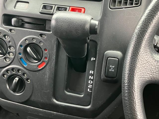 ライトエースバン ＧＬ　４ＷＤ　寒冷地仕様　リフトアップ　ワンオフルーフキャリア　リアラダー　前後バンパーエンブレム自社チッピング塗装　社外ワンセグナビ　バックカメラ　リアヒーター　リアフォグ　両側スライドドア　フルフラット（61枚目）