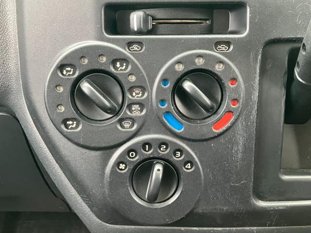 ライトエースバン ＧＬ　４ＷＤ　寒冷地仕様　リフトアップ　ワンオフルーフキャリア　リアラダー　前後バンパーエンブレム自社チッピング塗装　社外ワンセグナビ　バックカメラ　リアヒーター　リアフォグ　両側スライドドア　フルフラット（62枚目）