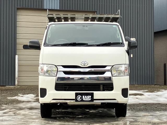 ハイエースバン ロングＤＸ　ＧＬパッケージ　４ＷＤ　自社買取車両　ワンオーナー　寒冷地仕様車　４型　ディーゼルターボ　ルーフキャリア　リアゲートラダー　両側スライド　純正ナビ　ドライブレコーダー　ＬＥＤヘッドライト　社外アルミホイール　ＥＴＣ（4枚目）