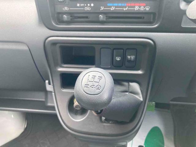 ハイゼットカーゴ 　ＭＴ　両側スライドドア　キーレスエントリー　エアコン　パワーウィンドウ　運転席エアバッグ　助手席エアバッグ（4枚目）