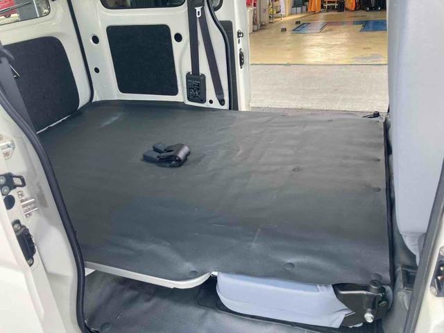 ハイゼットカーゴ 　ＭＴ　両側スライドドア　キーレスエントリー　エアコン　パワーウィンドウ　運転席エアバッグ　助手席エアバッグ（18枚目）