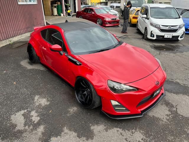 ８６ Ｇ　ロケットバニー前後ワイドフェンダー公認済み　ロケットバニーダックテール　ＷＯＲＫエモーション１８インチＡＷ　Ｓｔａｇｅ２１フロントリップ　ＴＲＤリヤハーフスポイラー　３２６車高調　風間オートロアアーム（8枚目）