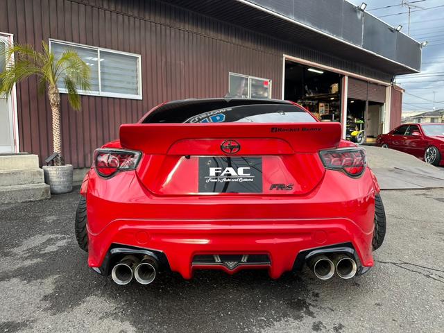 ８６ Ｇ　ロケットバニー前後ワイドフェンダー公認済み　ロケットバニーダックテール　ＷＯＲＫエモーション１８インチＡＷ　Ｓｔａｇｅ２１フロントリップ　ＴＲＤリヤハーフスポイラー　３２６車高調　風間オートロアアーム（10枚目）