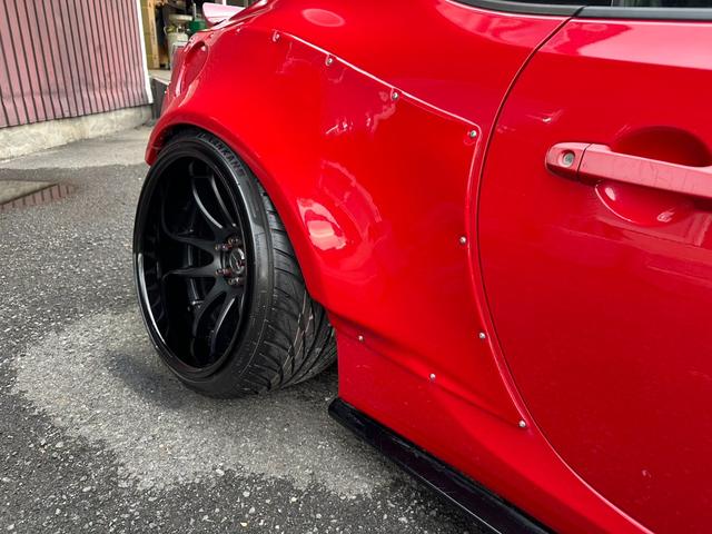 ８６ Ｇ　ロケットバニー前後ワイドフェンダー公認済み　ロケットバニーダックテール　ＷＯＲＫエモーション１８インチＡＷ　Ｓｔａｇｅ２１フロントリップ　ＴＲＤリヤハーフスポイラー　３２６車高調　風間オートロアアーム（16枚目）