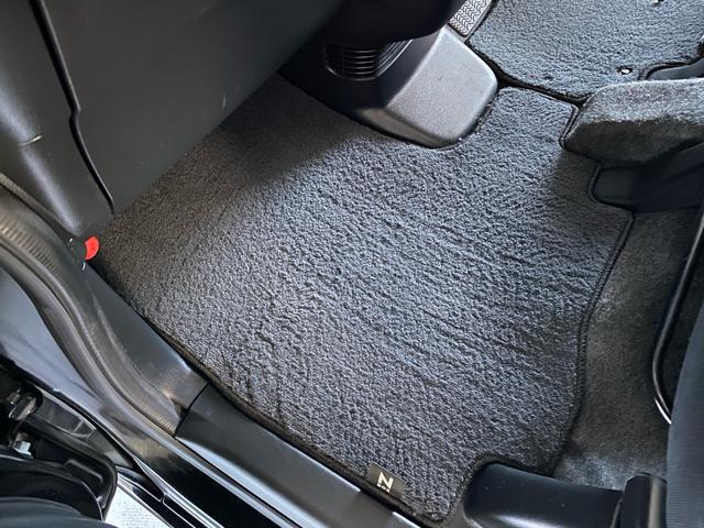 Ｎ－ＢＯＸカスタム Ｇ　ＳＳブラックスタイルパッケージ　禁煙車　新品タイヤ　全国対応１年保証付き　衝突被害軽減システム　両側電動スライドドア　ナビ　ＴＶ　Ｂｌｕｅｔｏｏｔｈオーディオ　アイドリングストップ　盗難防止システム　スマートキー　オート格納ミラー（44枚目）