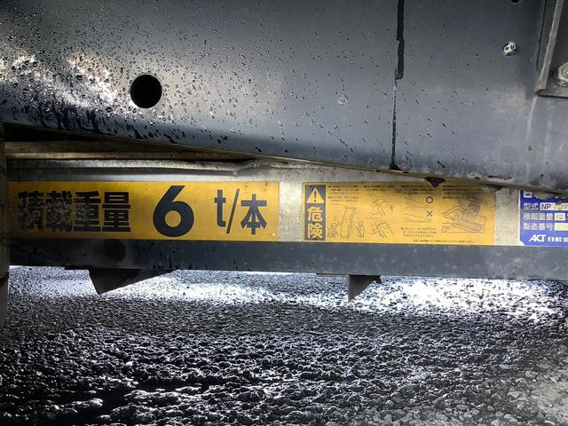 ギガ いすゞ　大型セルフローダー　ウインチ　最大積載量１３．５ｔ　フジタ製セルフローダー　Ｈ２９年１月製　ラジコン　ウインチ　スタンション穴２個　床フック４個　引き出しフック１６個　リターダー　ハイルーフ　スムーサー３ペダル（33枚目）