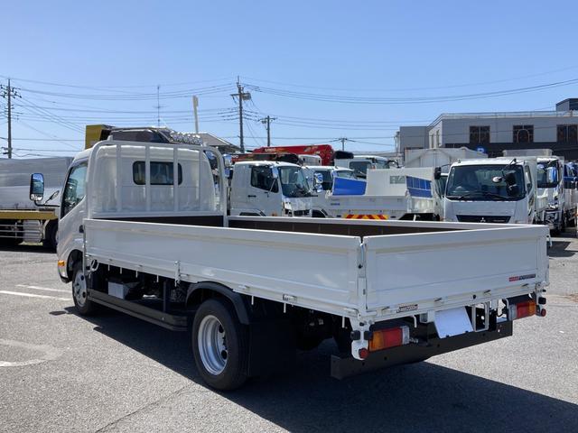 日野　小型　標準ロング　平ボディー　最大積載量２０００ｋｇ　メーカー完成ボディー　標準ロング　セイコーラック２個　６ＭＴ　ボディー未使用(4枚目)