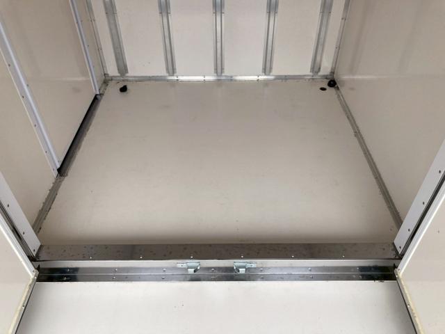 デュトロ 日野　小型冷蔵冷凍バン　標準十尺　最大積載量２０００ｋｇ　東プレ製冷凍機－３０℃設定　Ｒ６年４月製　東プレ製冷凍バン　スタンバイ付コード有　左スライド扉　仕切り扉　最大積載量２０００ｋｇ（38枚目）