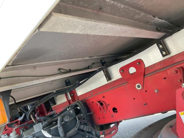ヒノレンジャー 日野　中型冷蔵冷凍バン　ＡＴ車　最大積載量２７００ｋｇ　菱重製冷凍機－３０℃設定　Ｈ２９年製　極東製格納ＰＧ　Ｈ２９年１１月製　ラッシングレール２段　左スライド扉　リアエアサス　アルミホイール　ＡＴ車　最大積載量２７００ｋｇ（56枚目）