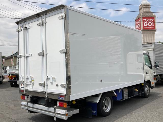 デュトロ 日野　小型　冷蔵冷凍バン　低温　最大積載量２０００ｋｇ　東プレ製冷凍機－３０℃設定　Ｒ４年２月製　新明和製格納ＰＧ　Ｒ４年２月製　ラジコン付　スタンバイ付　２エバ　アルミ縞板床　左スライド扉　最大積載量２０００ｋｇ（3枚目）