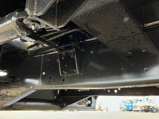 スーパーグレート ふそう　大型重機運搬車　自動歩み　最大積載量１２６００ｋｇ　フジタ製重機運搬車　自動歩み　オートスライド　Ｒ７年４月製　ウインチ　ボディー用・ウインチ用ラジコン付　床フック２個　アルミホイール　シフトパイロット・２ペダル　未稼働車（17枚目）