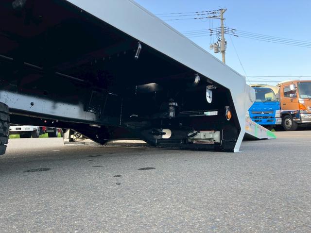 スーパーグレート ふそう　大型重機運搬車　自動歩み　最大積載量１２６００ｋｇ　フジタ製重機運搬車　自動歩み　オートスライド　Ｒ７年４月製　ウインチ　ボディー用・ウインチ用ラジコン付　床フック２個　アルミホイール　シフトパイロット・２ペダル　未稼働車（31枚目）