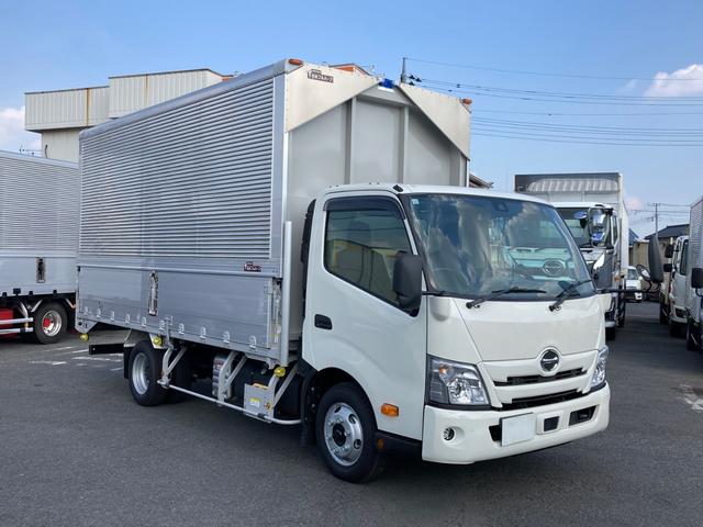 デュトロ 日野　小型アルミウイング　最大積載量３０００ｋｇ　フルハーフ製アルミウイング　Ｒ６年９月製　ラッシングレール１段　セイコーラック２個　引き出しフック６個　ミラー一体型バックモニター　ワイドロングの未稼働車（2枚目）